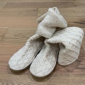 Ugg knitted boots in cream & gold size 6